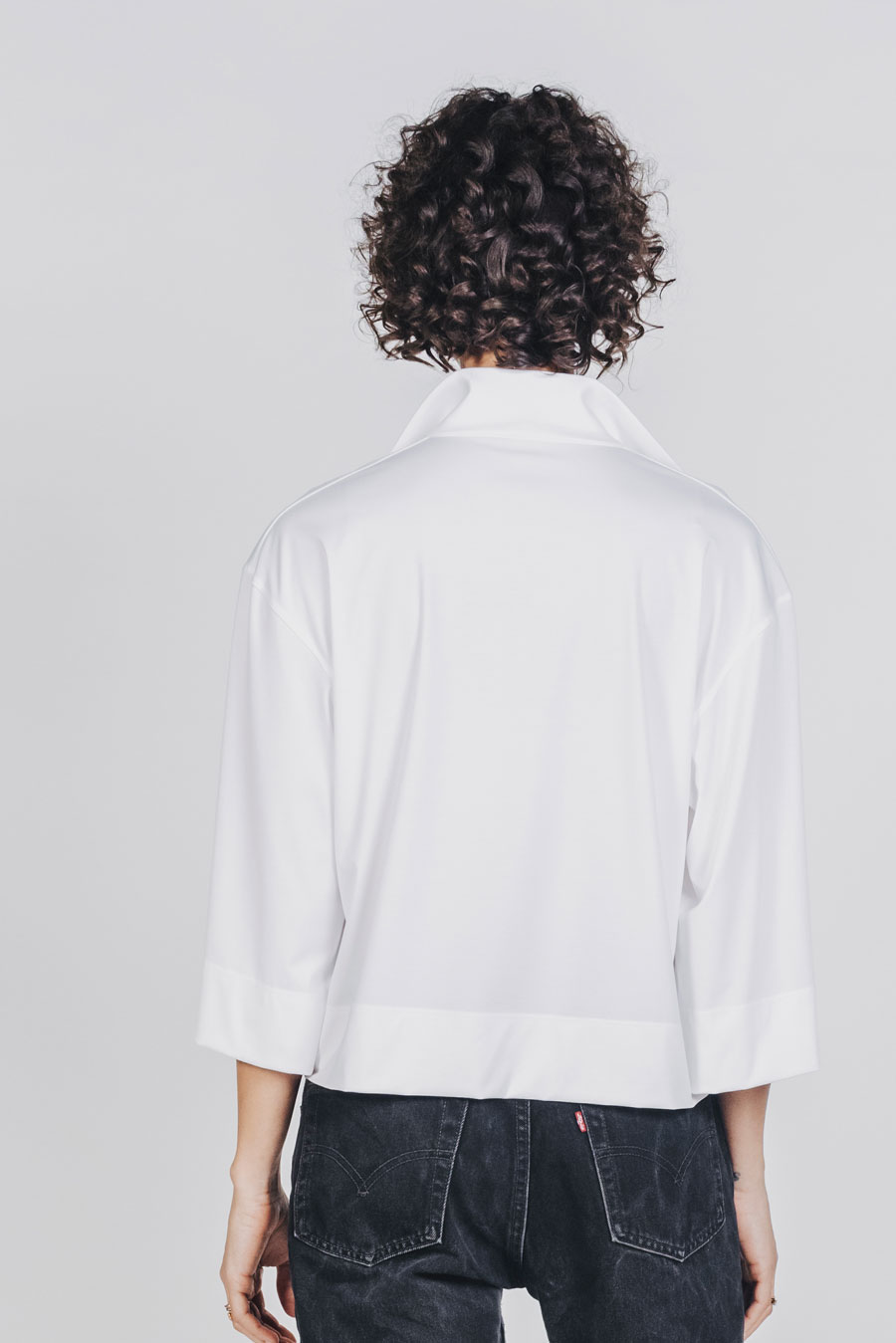 Deep White Black ISA Basic Shirt weiß mit Stehkragen geöffnet, weiter Ärmel ¾ Arm, breite Blende, oversized, Viskose, Ansicht von hinten