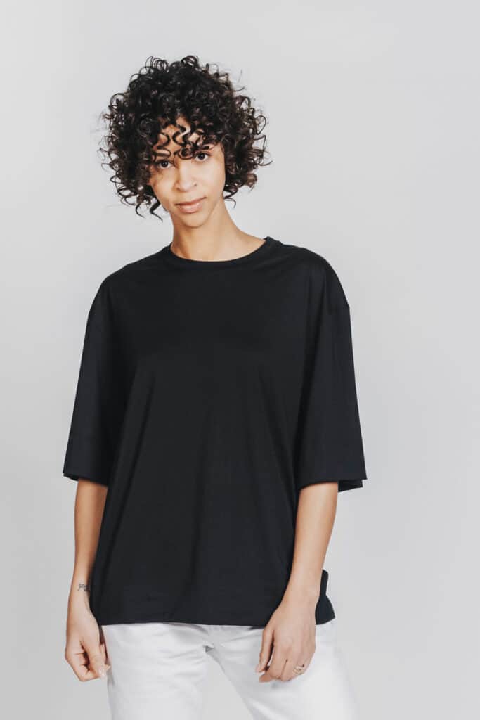 Deep White Black Modell JULES oversized boyfriend shirt für damen schwarz mit weißer Jeans, boxy t shirt oversized mit Rundhalsausschnitt aus Viskose, Ansicht von vorne