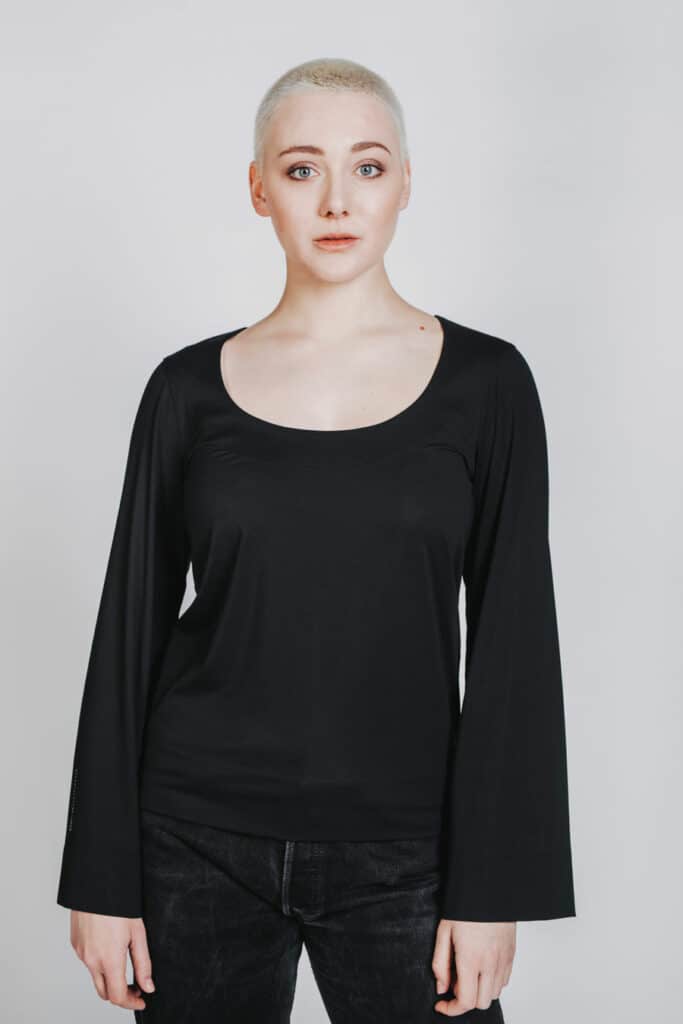 Deep White Black Modell KAYA basic Langarmshirt Damen schwarz mit Jeans schwarz, Rundhalsausschnitt und weite Ärmel, Ansicht von vorne