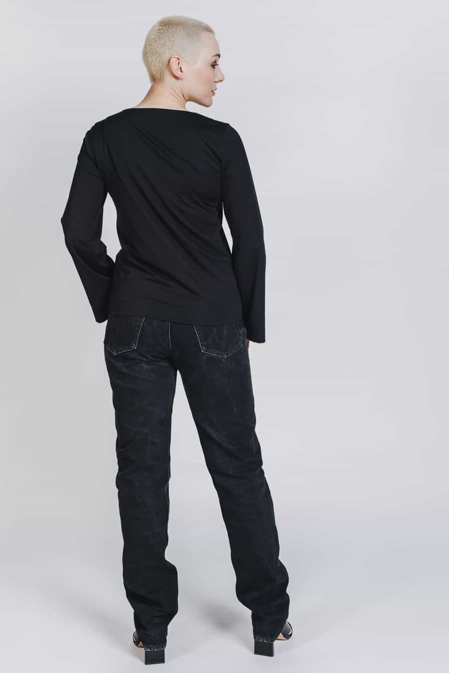 Deep White Black Modell KAYA basic Langarmshirt Damen schwarz mit Jeans schwarz, Rundhalsausschnitt und weite Ärmel, Ansicht von hinten