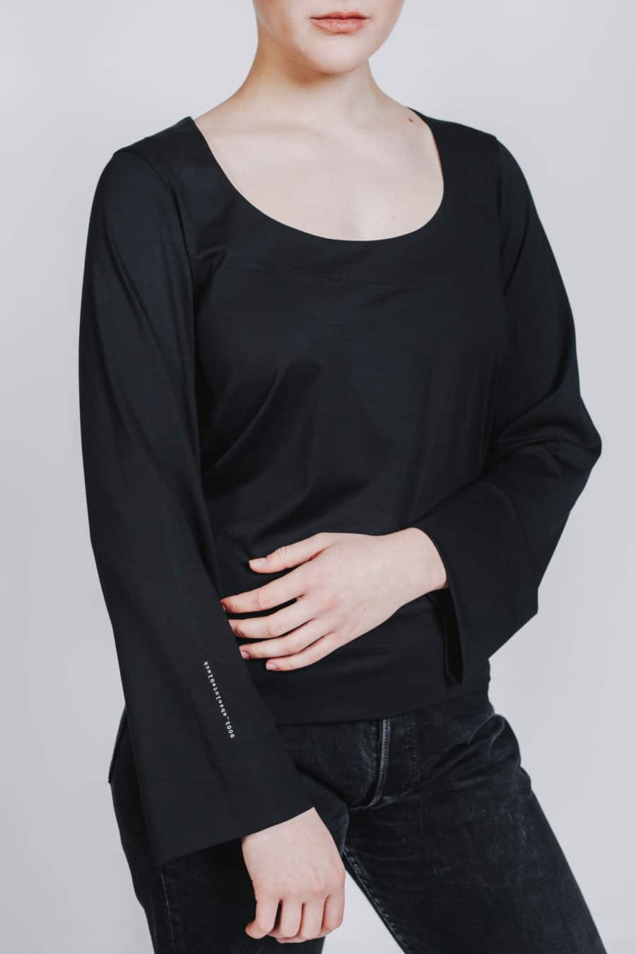 Deep White Black Modell KAYA basic Langarmshirt Damen schwarz mit Jeans schwarz, Rundhalsausschnitt und weite Ärmel, Schriftzug 9001 Absolute Black, Ansicht Detail Ärmel