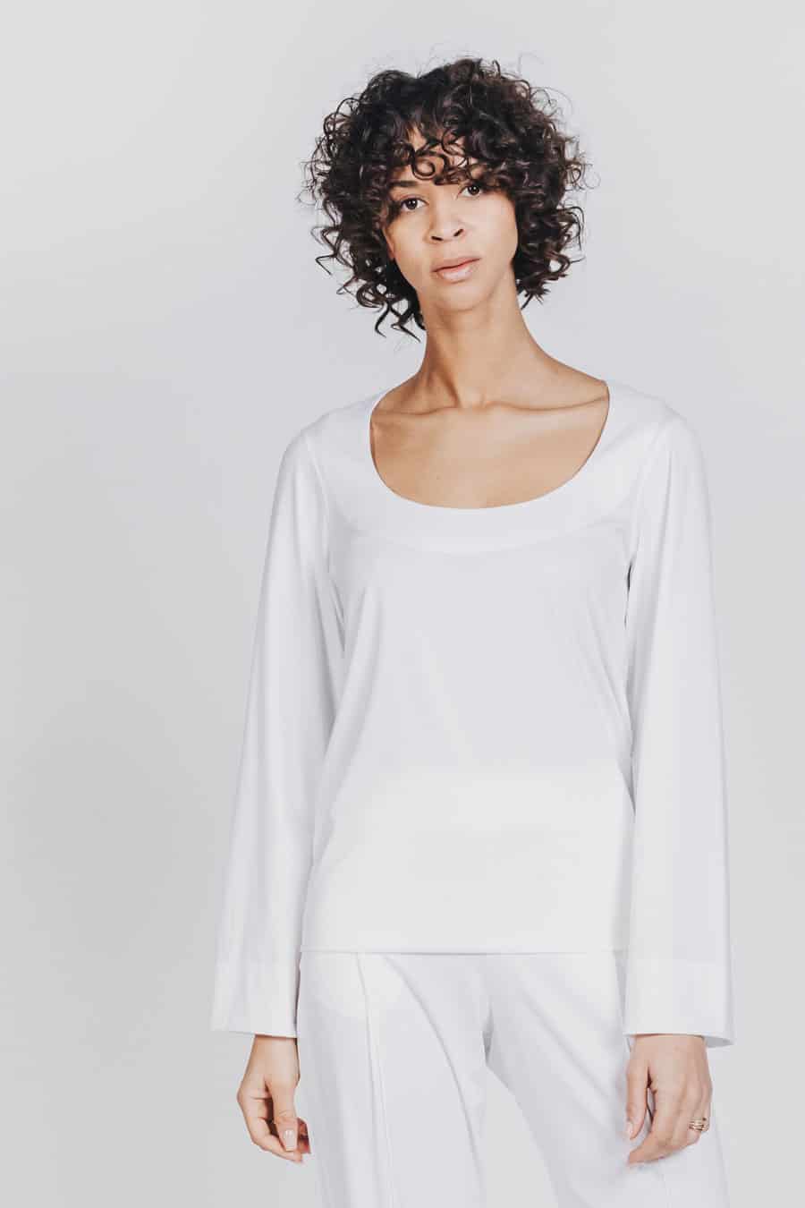 Deep White Black Modell KAYA basic langarmshirt damen weiß mit stoffhose weiß Modell ZOE, Rundhalsausschnitt und weite Ärmel, Ansicht von vorne