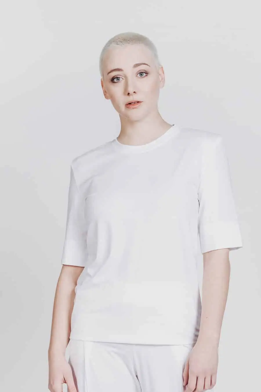Deep White Black Modell LOU basic Damen T-Shirt mit Schulterpolstern Weiß, Stoffhose weiß Modell ZOE, Rundhalsausschnitt und kurze Ärmel, Ansicht von vorne