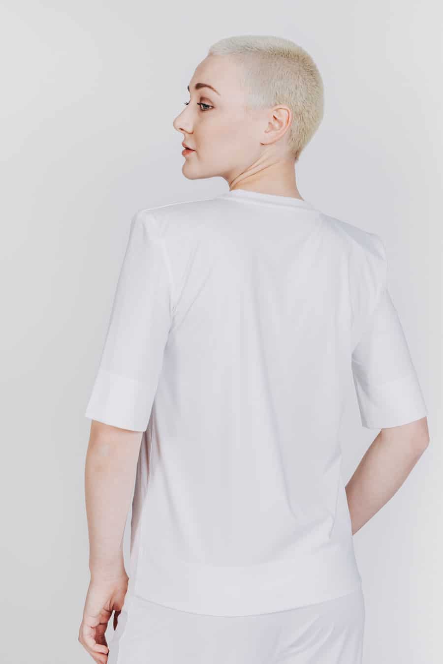 Deep White Black Modell LOU basic Damen T-Shirt mit Schulterpolstern Weiß, Stoffhose weiß Modell ZOE, Rundhalsausschnitt und kurze Ärmel, Ansicht von hinten