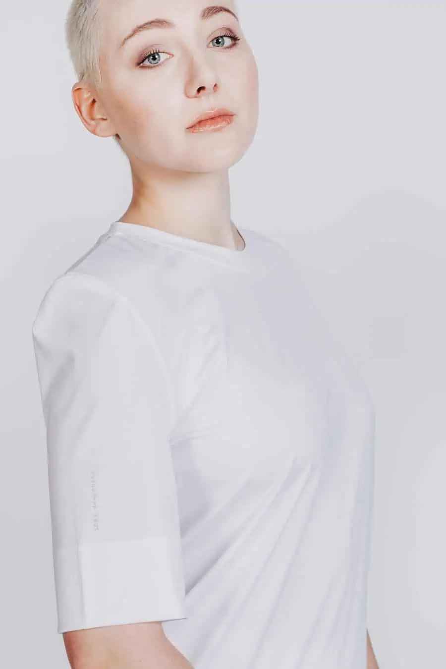 Deep White Black Modell LOU basic Damen T-Shirt mit Schulterpolstern Weiß, Rundhalsausschnitt und kurze Ärmel, Schriftzug 1001 Deep White, Ansicht Detail Ärmel