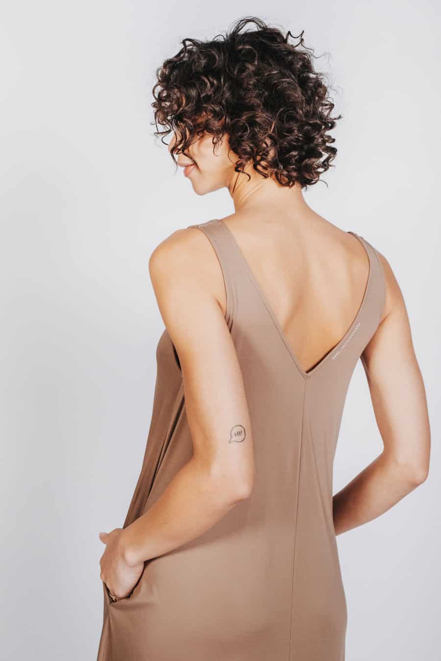 Deep White Black Modell SASHA langes Sommer Kleid beige, ärmelloses Sommerkleid mit V-Ausschnitt, Schriftzug 6001 Abstract Clay, Ansicht seitlich von hinten