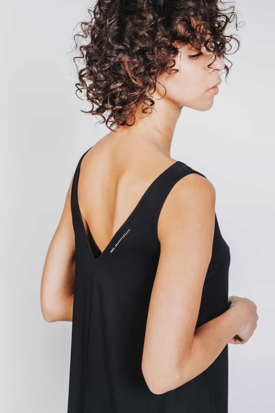 Deep White Black Modell SASHA langes Kleid schwarz, ärmelloses Sommerkleid mit V-Ausschnitt, Schriftzug 9001 Absolute Black, Ansicht Detail Ausschnitt hinten