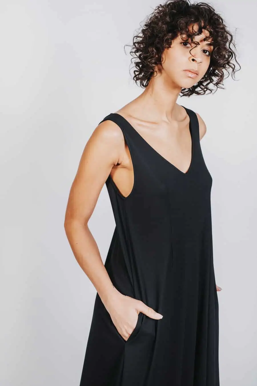 Deep White Black Modell SASHA langes Kleid schwarz, ärmelloses Sommerkleid mit V-Ausschnitt, Ansicht seitlich von rechts