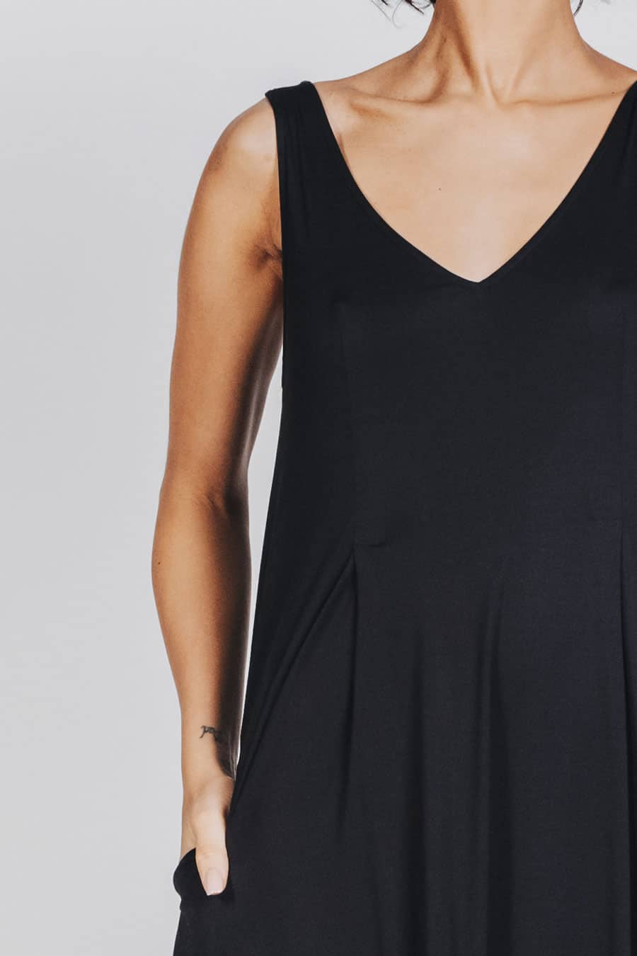 Deep White Black Modell SASHA langes Kleid schwarz, ärmelloses Sommerkleid mit V-Ausschnitt, Ansicht Detail V-Ausschnitt von vorne