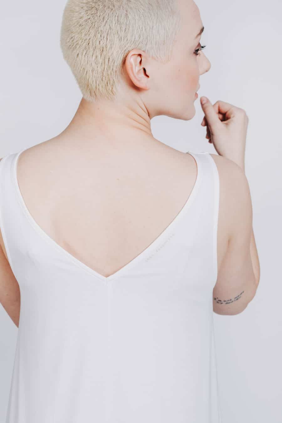 Deep White Black Modell SASHA langes Kleid weiß, ärmelloses Sommerkleid mit V-Ausschnitt, Schriftzug 1001 Deep White, Ansicht Detail Ausschnitt von hinten