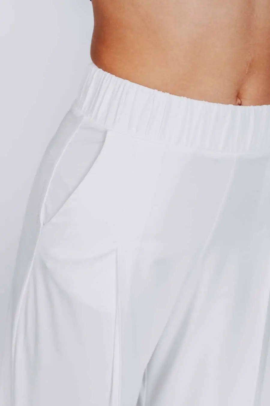 Deep White Black Modell ZOE weite Damen Hose weiß mit Bügelfalte, Damen Stoffhose aus Viscose mit elastischem Bund, Ansicht Detail elastischer Bund