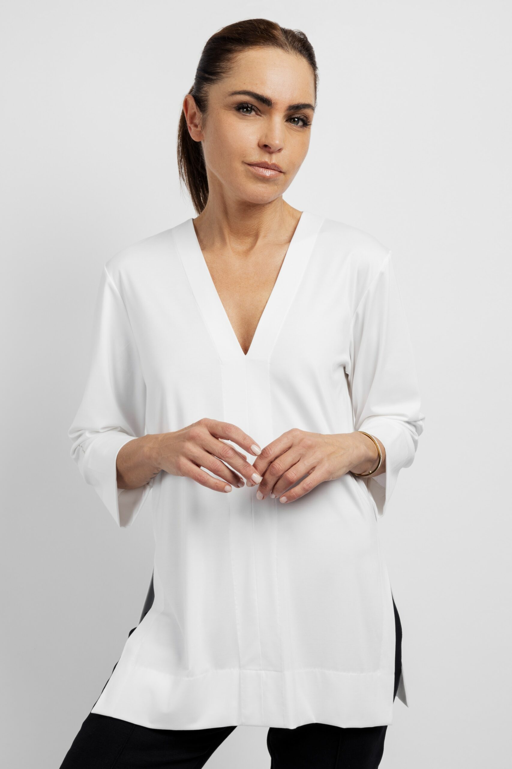 Deep White Black VIC Damen Tunika Weiss mit V-Ausschnitt, Bluse V Ausschnitt mit breiter Blende, gerader Ärmel ¾ Arm, Viskose, Ansicht von vorne