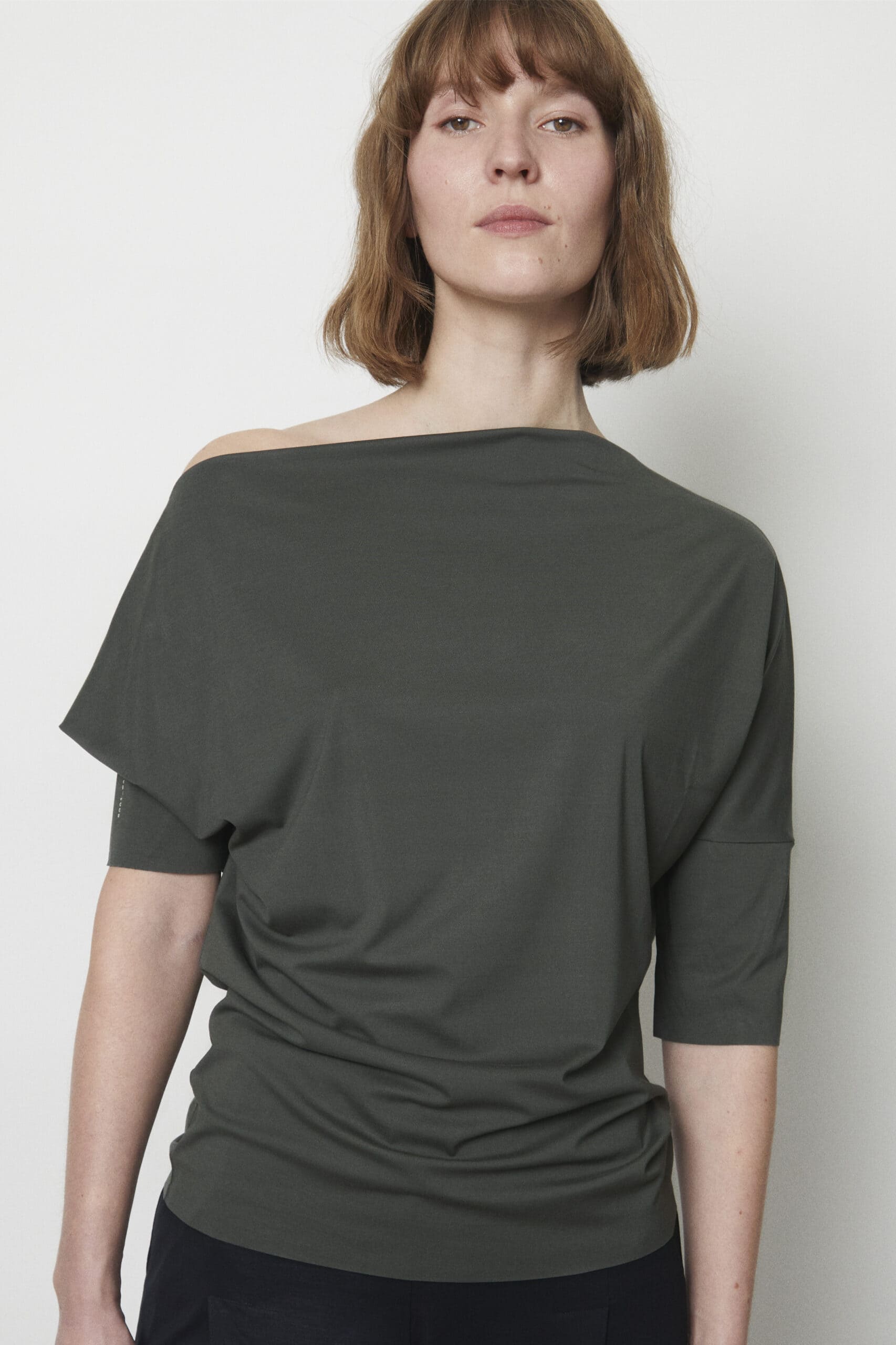 Deep White Black Modell LEXI Batsleeve T-Shirt Olive, Schulter frei, Ansicht von vorne