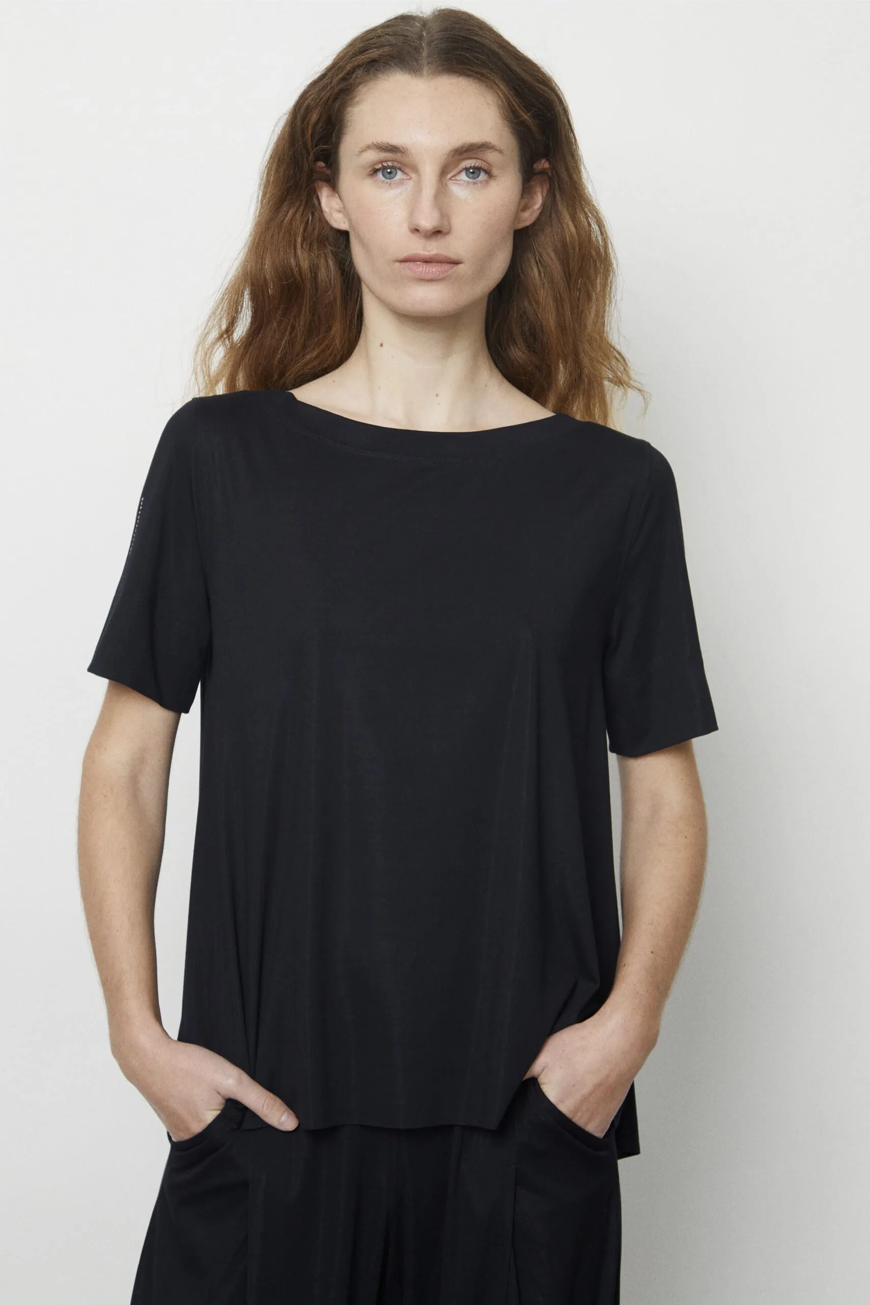 Deep White Black Modell LIV Short-Sleeve Boat-Neck T-Shirt Schwarz, Ansicht von vorne